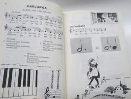 Tie musiikkiin - Musica  II, laulukirja nuotein, kaikki laulujen nimet näkyvät kohteen kuvissa
