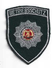 DDR Volks Polizei Betriebsschutz (teollisuuden turvallisuuspoliisi) (kudottu) (lakkautettu 1990)   - hihamerkki poliisi