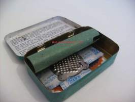 Tip Top  paikkarasia   peltiä 5x8x2 cm   vajaa tuotepakkaus