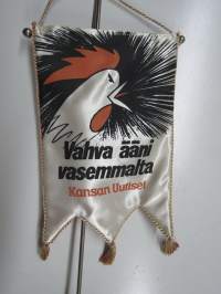 Vahva ääni vasemmalta - Kansan Uutiset -pöytäviiri / pöytälippu / standaari