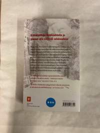 Tyttö lumisateessa