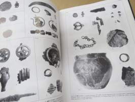 Luistari I-III-IV The Graves - A Burial Ground Reflecting The Finnish Viking Age Society - A History of Weapons and Ornaments -3 eri teosta yhdessä