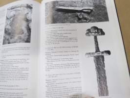 Luistari I-III-IV The Graves - A Burial Ground Reflecting The Finnish Viking Age Society - A History of Weapons and Ornaments -3 eri teosta yhdessä