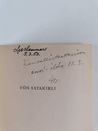 Yön satakieli : kolminäytöksinen näytelmä