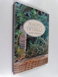 Mausta yrteillä