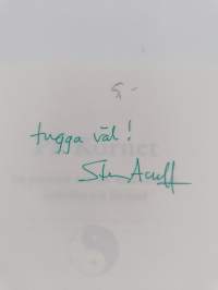 På kornet : en praktisk bok om makrobiotik, enkelhet och livslust (signeerattu)