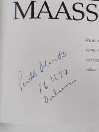 Peilimaassa : runoja vammaisuuden verhon takaa (signeerattu)