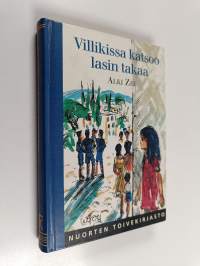 Villikissa katsoo lasin takaa