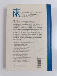 Villikissa katsoo lasin takaa