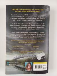 The chalk pit : a Dr Ruth Galloway mystery