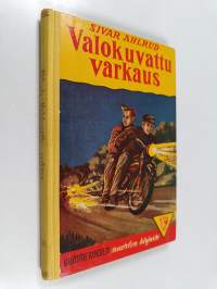 Valokuvattu varkaus : poikien seikkailuromaani