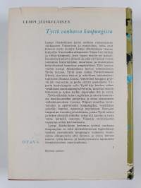Tyttö vanhassa kaupungissa