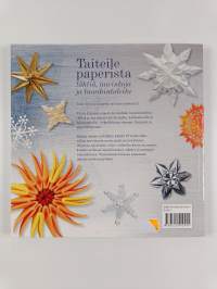 Taiteile paperista tähtiä, aurinkoja ja lumihiutaleita