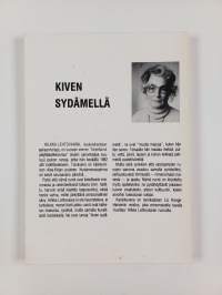 Kiven sydämellä : runoja