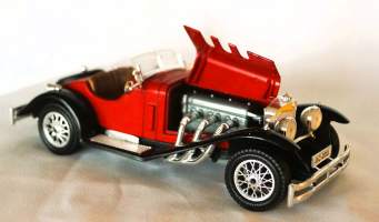 Mercedes SSK  pienoismalli  metallia  ja muovia 18x7x9  cm scala 1:24