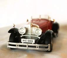 Mercedes SSK  pienoismalli  metallia  ja muovia 18x7x9  cm scala 1:24