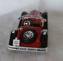 Mercedes SSK  pienoismalli  metallia  ja muovia 18x7x9  cm scala 1:24