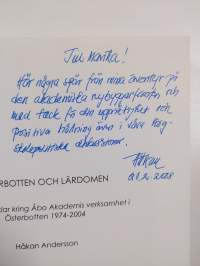 Österbotten och lärdomen tal och artiklar kring Åbo Akademis verksamhet i Österbotten 1974-2004 (signeerattu, tekijän omiste)
