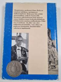 Oppia ikä kaikki : muisteloita yliopistomiehen taipaleelta