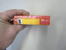 Kodak  - Kodachrome II 16 mm värifilmi, käyttämätön - täysin avaamattomassa pakkauksessa, pakkaus päivätty lokakuu 1964