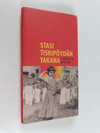 Stasi tiskipöydän takana