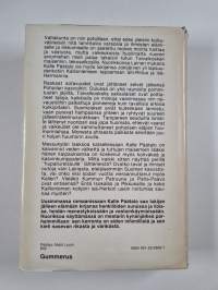 Nuorikkoa näyttämässä