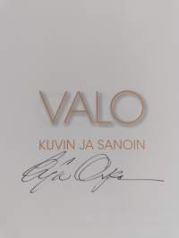 Valo kuvin ja sanoin (signeerattu)