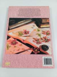 Pressed flowers : creating and styling