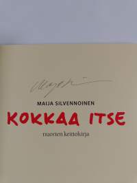 Kokkaa itse : nuorten keittokirja (signeerattu)