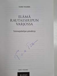 Elämä rautaesiripun varjossa : toisinajattelijan päiväkirja (signeerattu)