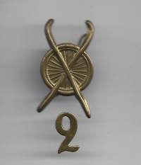 Polkupyöräpataljoona 2   1921-36, Jääkäripataljoona 1 1936-56, nyk Uudenmaan  Jääkäripataljoona -  aselajitunnus  joukko-osastotunnus 1 kpl  satiainen
