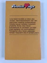 Keltainen kylpytakki