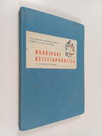 Nuoripari keittiöpuuhissa
