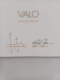 Valo kuvin ja sanoin (signeerattu)