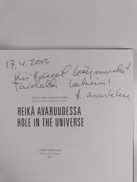 Reikä avaruudessa : Markku Hakuri ystävineen esittää = Markku Hakuri and friends present : Hole in the universe (signeerattu, tekijän omiste)