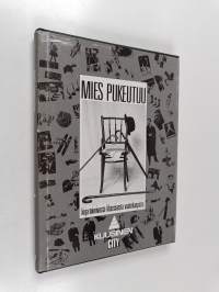 Mies pukeutuu