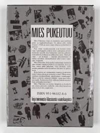 Mies pukeutuu