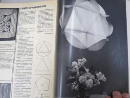Omin Käsin 1971 nr 3, Hankkisinko neulekoneen, Sisustusideoita, Neuleita, Tilkkujuttu, Rullaverho, Leena Tulokas, Punainen sohva, Koululaukut, ym.