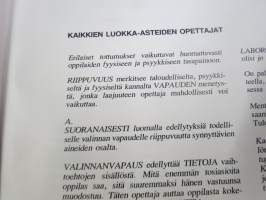 ANT Tupakka - SOK Koulupalvelu oppivälinesarja tupakoinnin vastaiseen kampanjaan 1973 -erikoiset havaintovälineet ja selostukset mm. hyönteisten  lamauttamisesta...
