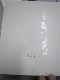 Baci Lingerie -naisten alusasujen luksusvalmistajan massiivinen 480-sivuinen kuvasto + erillinen &quot;overview&quot; katalogi, molemmat täydelliset levyineen
