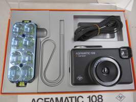 Agfamatic 108 Sensor (Colorstar Parator) -kasettikamera alkuperäisessä pakkauksessaan, mukana käyttöohjeet