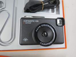 Agfamatic 108 Sensor (Colorstar Parator) -kasettikamera alkuperäisessä pakkauksessaan, mukana käyttöohjeet