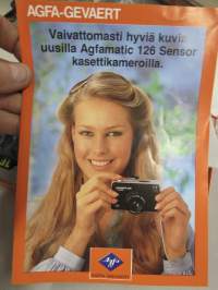 Agfamatic 108 Sensor (Colorstar Parator) -kasettikamera alkuperäisessä pakkauksessaan, mukana käyttöohjeet