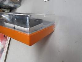 Agfamatic 108 Sensor (Colorstar Parator) -kasettikamera alkuperäisessä pakkauksessaan, mukana käyttöohjeet