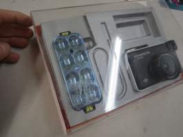 Agfamatic 108 Sensor (Colorstar Parator) -kasettikamera alkuperäisessä pakkauksessaan, mukana käyttöohjeet
