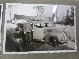 SA-Varikko, Loimaa (kauppala) jatkosota-aikaisia valokuvia albumilehdillä noin 40 kpl, rakennuksia, varikkotavaraa (mm. tupakkaa, heiniä), autokalustoa, henkilöitä