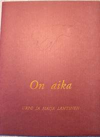 On aika -Maija Lahtisen teos pulisonsa Urpo Lahtisen muistoksi - kuvia Villa Urpon taideteoksista ja Maija Lahtinen -runoja, omakätinen omiste ja nimikirjoitus