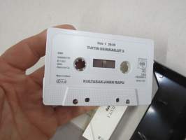 Tintin Seikkailut 3 Kultasaksinen rapu Tintti 3 CBS 460 240 4 C-kasetti, äänikertomus; ääninäyttelijät Matti Ranin, Pekka Autiovuori, Tapio Hämäläinen, julk.vuosi 87