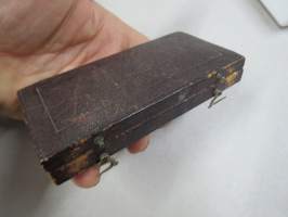 Punnuksia - grammat, wanha, 1800-luvun lopun rasia, jossa grammoja tai gramman osia