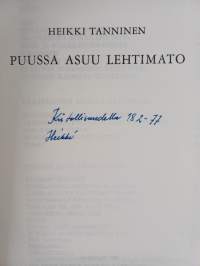 Puussa asuu lehtimato (signeerattu)